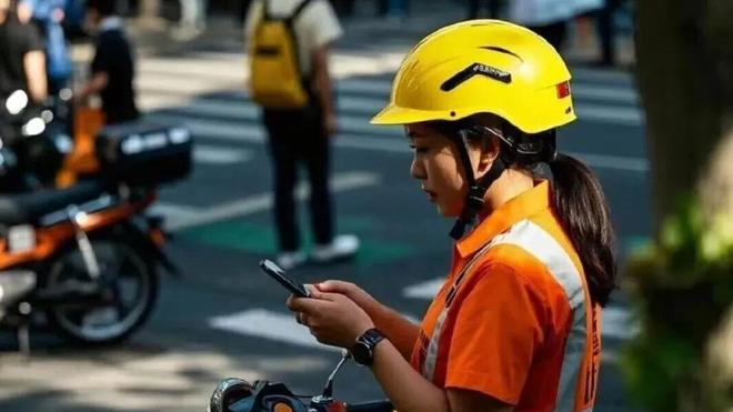 女骑手经济压力家庭责任平台规则_开网约车也能送外卖_高管失业外卖女骑手暴增35%