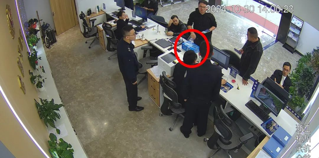 网约车司机接到订单却中途放弃生意，原来又是这个神秘包裹！